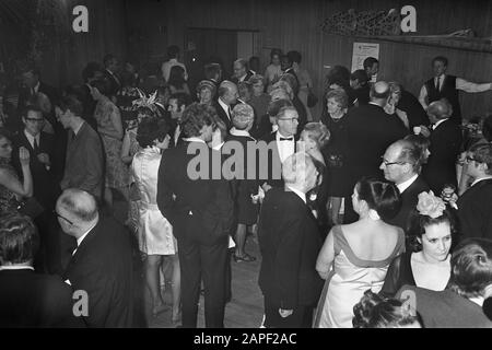 Bookball 68 im Stedelijk Museum. Datum: 29. März 1968 Schlagwörter: BOOKBALL, Museen, Schriftsteller Personenname: Stockfoto