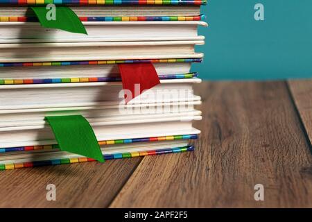 Ein Stapel verschiedener Lesezeichen mit Lesezeichen für Seiten. Buchbindung. Wissen und Bildung. Bücher für Kinder. Schulbibliothek. Stockfoto