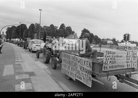 Bauern, die in Belgien demonstrieren; Bauern mit Parolen auf dem Wagen während der Demonstration, Bauernjungen geben Kartoffeln an Polizist Datum: 2. September 1974 Ort: Belgien Schlagwörter: POTATES , BOOKER, Demonstrationen Stockfoto