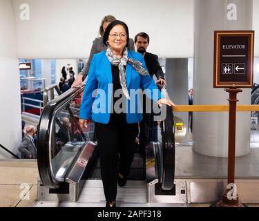 US-Senator Mazie Hirono (D-HI) leitet den Amtsenthebungsverfahren des Senats von der U-Bahn des Senats. Stockfoto