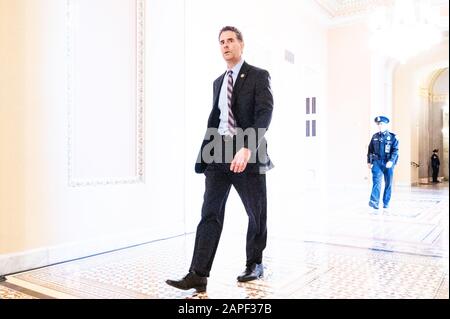 Der US-Vertreter John Sarbanes (D-MD) läuft in der Nähe der Senatorenkammer für den Amtsenthebungsverfahren des Senats in Washington. Stockfoto