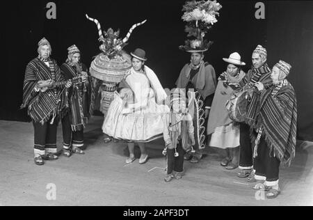 Bolivianische Tanzgruppe wird in den Niederlanden auftreten. Demonstration einiger Mitglieder Boliviens Andida in Carre Amsterdam Datum: 25. September 1969 Ort: Amsterdam, Noord-Holland Schlüsselwörter: Auftritte, Tanzgruppen, Demonstrationen Name Der Institution: Carré Stockfoto