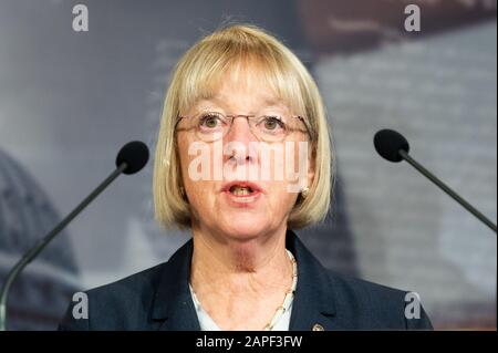 US-Senator Patty Murray (D-WA) spricht auf einer Pressekonferenz zur Amtsenthebung mit demokratischen Senatoren in Washington. Stockfoto