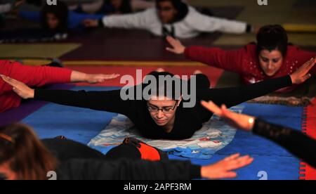 Damaskus, Syrien. Januar 2020. Die Menschen üben Yoga in einem örtlichen Sportverein in Damaskus, Syrien, 13. Januar 2020. Stress und Depressionen sind moderne Krankheiten in Syrien aufgrund des langjährigen Krieges, der Syrer dazu bewegt, nach Alternativen zu suchen, um den Stress ohne die Nebenwirkungen von Pillen freizulassen. Um MIT "Feature: Syrier, die durch den Krieg traumatisiert sind, wenden sich an Yoga für Gesundheitsstress Reliever" Credit: Ammar Safarjalani/Xinhua/Alamy Live News Stockfoto