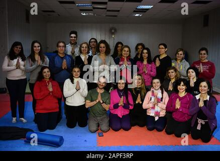 Damaskus, Syrien. Januar 2020. Menschen, die Yoga praktizieren, posieren für ein Gruppenfoto in einem örtlichen Sportclub in Damaskus, Syrien, 13. Januar 2020. Stress und Depressionen sind moderne Krankheiten in Syrien aufgrund des langjährigen Krieges, der Syrer dazu bewegt, nach Alternativen zu suchen, um den Stress ohne die Nebenwirkungen von Pillen freizulassen. Um MIT "Feature: Syrier, die durch den Krieg traumatisiert sind, wenden sich an Yoga für Gesundheitsstress Reliever" Credit: Ammar Safarjalani/Xinhua/Alamy Live News Stockfoto