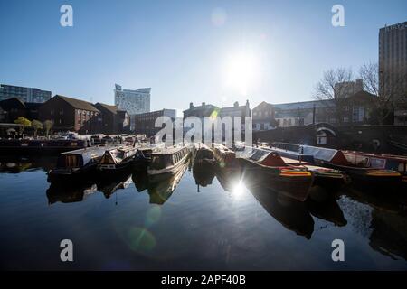 Ein sonniger Wintermorgen im Gas-Street-Becken in Birmingham, West Midlands England, Großbritannien Stockfoto