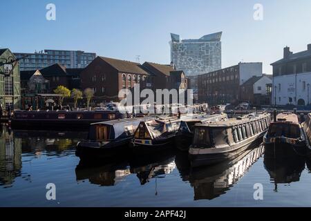 Ein sonniger Wintermorgen im Gas-Street-Becken in Birmingham, West Midlands England, Großbritannien Stockfoto