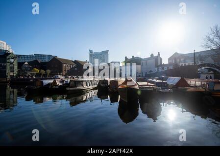 Ein sonniger Wintermorgen im Gas-Street-Becken in Birmingham, West Midlands England, Großbritannien Stockfoto