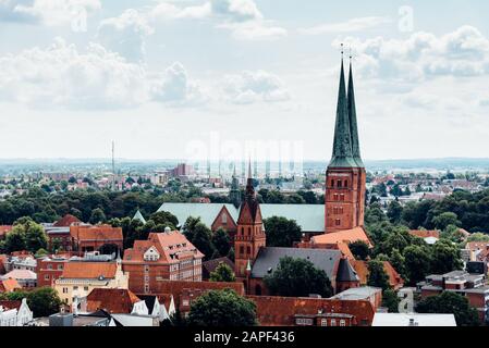 Luftaufnahme des historischen Zentrums von Lübeck mit dem Dom. Stockfoto