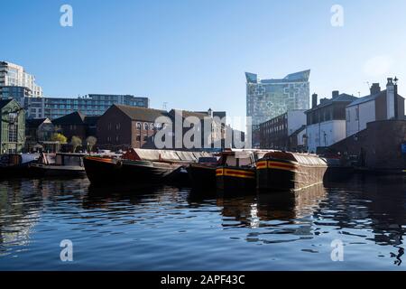 Ein sonniger Wintermorgen im Gas-Street-Becken in Birmingham, West Midlands England, Großbritannien Stockfoto