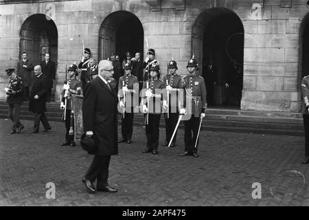 Bondspräsident Heinemann verlässt Palast am Staudamm Ada Heinemann inspiziert Garderegiment Fusiliers Prinzessin Irene Datum: 25. November 1969 Ort: Amsterdam, Noord-Holland Schlüsselwörter: Inspektionen, Präsidenten persönlicher Name: Bondspräsident Heinemann Stockfoto