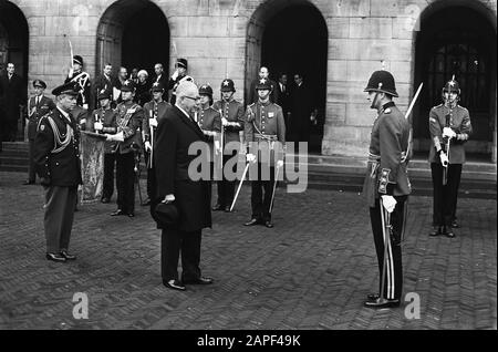 Bondspräsident Heinemann verlässt Palast am Staudamm Ada Heinemann inspiziert Garderegiment Fusiliers Prinzessin Irene Datum: 25. November 1969 Ort: Amsterdam, Noord-Holland Schlüsselwörter: Inspektionen, Präsidenten persönlicher Name: Bondspräsident Heinemann Stockfoto