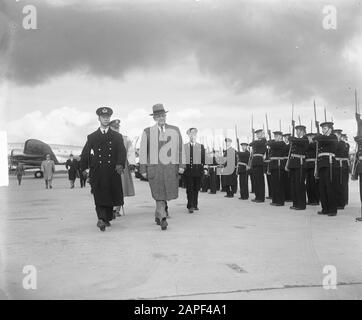 Ankunft Louis A. Johnson (US-Kriegsminister) auf Schiphol Datum: 29. März 1950 Ort: Amsterdam, Noord-Holland Schlüsselwörter: Ankunft persönlicher Name: Louis A. Johnson Stockfoto