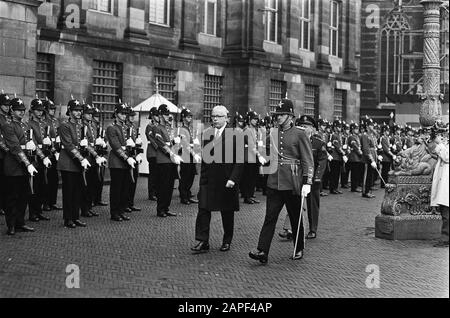 Bondspräsident Heinemann verlässt Palast am Staudamm Ada Heinemann inspiziert Garderegiment Fusiliers Prinzessin Irene Datum: 25. November 1969 Ort: Amsterdam, Noord-Holland Schlüsselwörter: Inspektionen, Präsidenten persönlicher Name: Bondspräsident Heinemann Stockfoto