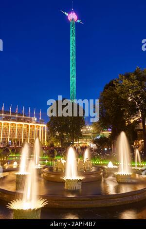 Vergnügungspark Tivoli in Kopenhagen. Sternenflyer bei Nacht. Dänemark Stockfoto