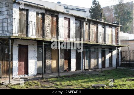Alte Schließfächer mit Holztüren in einem heruntergekommenen Teil der osteuropäischen Stadt. Stockfoto