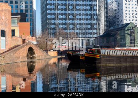 Ein sonniger Wintermorgen im Gas-Street-Becken in Birmingham, West Midlands England, Großbritannien Stockfoto