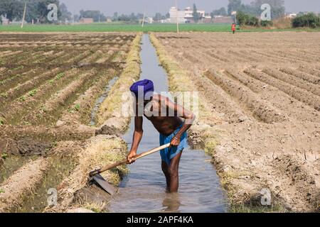 Reparatur des landwirtschaftlichen Bewässerungskanals, der agricalturalen Felder von Punjab, in der Nähe von Amritsar, indien, Südasien, Asien Stockfoto