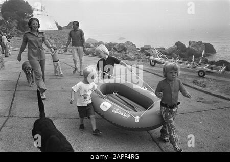 Die königliche Familie ist im Urlaub in Porte Ercole, Italien Beschreibung: Boot wird zu Wasser gebracht Beatrix, Constantine, Claus, Carlos, Willem-Alexander Datum: 17. Juni 1973 Ort: Italien, Porto Ercole Schlüsselwörter: Prinzen, Gummiboote Personenname: Beatrix, Prinzessin, Carlos, Prinz, Claus, Prinz, Konstantin, Prinz, Irene, Prinzessin, Johan-Friso, Prinz Stockfoto