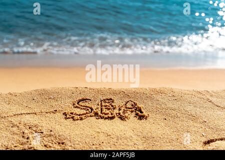 Handgeschriebener Text Meer am Strand. Digitale Entschlackung, ziehen Sie den Netzstecker Stockfoto