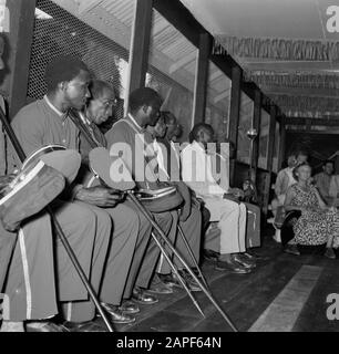 Niederländische Antillen und Suriname zur Zeit des königlichen Besuchs von Königin Juliana und Prinz Bernhard im Jahr 1955 Beschreibung: Boslandkreole-Kapitäne in Koffiekamp Datum: Oktober 1955 Ort: Koffiekamp, Suriname Schlagwörter: BOS#####, Indigene Stockfoto