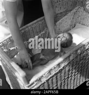 Reisen nach Suriname und die niederländischen Antillen Beschreibung: Boslandcreoolbaby in einem Kinderbett im Krankenhaus "Prinzessin Juliana" in der Kabelstation Datum: 1947 Ort: Kabelstation, Suriname Schlüsselwörter: Waldsandkreolen, Kinder, Krankenhäuser Stockfoto