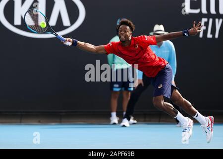 Melbourne, Australien. Januar 2020. Gael Monfils aus Frankreich spielt beim zweiten Vorrundenspiel bei den ATP Australian Open 2020 im Melbourne Park, Melbourne, Australien am 23. Januar 2020 einen Schuss gegen Ivo Karlovic aus Kroatien. Foto von Peter Dovgan. Kredit: UK Sports Pics Ltd/Alamy Live News Stockfoto