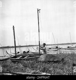 Reisen nach Suriname und die niederländischen Antillen Beschreibung: Boote auf Albina in Suriname Datum: 1947 Ort: Albina, Suriname Schlüsselwörter: Flüsse, Schiffe Stockfoto