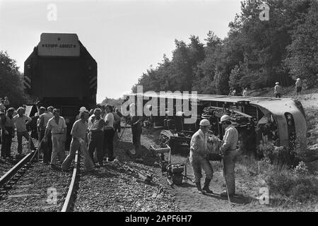 Kollisionszugwagen in der Nähe von Venray, Überblick über Verwüstung und gekippte Lok Datum: 9. August 1976 Standort: Limburger, Venray Schlüsselwörter: Lokomotiven Stockfoto