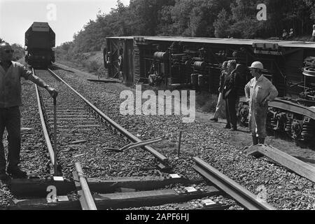 Kollisionszugwagen in der Nähe von Venray, Überblick über Verwüstung und gekippte Lok Datum: 9. August 1976 Standort: Limburger, Venray Schlüsselwörter: Lokomotiven Stockfoto