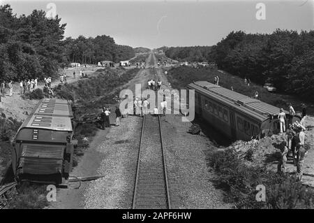 Kollisionszugwagen in der Nähe von Venray, Überblick über Verwüstung und gekippte Lok Datum: 9. August 1976 Standort: Limburger, Venray Schlüsselwörter: Autos, Züge Stockfoto