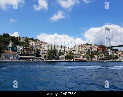 Blick auf die Stadt und die Fatih Sultan Mehmet Brücke vom Flussboot, Türkei Stockfoto