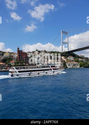 Blick auf die Stadt und die Fatih Sultan Mehmet Brücke vom Flussboot, Istanbul, Türkei Stockfoto