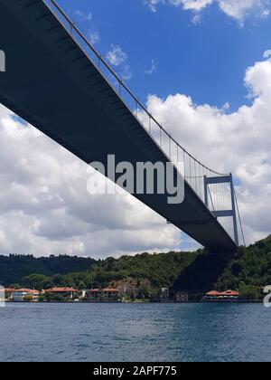 Blick auf die Fatih-Sultan-Mehmet-Brücke vom Flussboot, Istanbul, Türkei Stockfoto