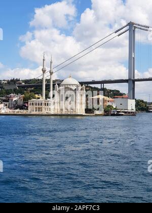 Blick auf die Ortaköy-Moschee und die Bosporus-Brücke vom Flussboot, Istanbul, Türkei Stockfoto