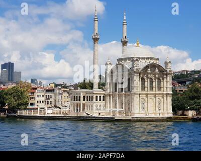 Blick auf die Ortaköy-Moschee vom Flussboot, Istanbul, Türkei Stockfoto