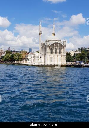 Blick auf die Ortaköy-Moschee vom Flussboot, Istanbul, Türkei Stockfoto