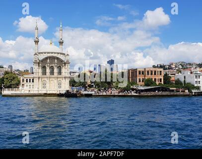 Blick auf die Ortaköy-Moschee vom Flussboot, Istanbul, Türkei Stockfoto