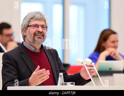 Potsdam, Deutschland. Januar 2020. Axel Vogel, Brandenburger Minister für Landwirtschaft, Umwelt und Klimaschutz und Fraktionschef von Bündnis 90/die Grünen, spricht während der Sitzung des Brandenburger Landtags zum Thema "Stärkung der Landwirte vor Ort". Kredit: Soeren Stache / dpa-Zentralbild / ZB / dpa / Alamy Live News Stockfoto