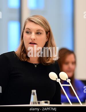 Potsdam, Deutschland. Januar 2020. Isabelle Vandre (die Linke) spricht während der Sitzung des Brandenburger Landtags zum Thema "Initiierung eines Kodex für gute wissenschaftliche Arbeit". Kredit: Soeren Stache / dpa-Zentralbild / ZB / dpa / Alamy Live News Stockfoto