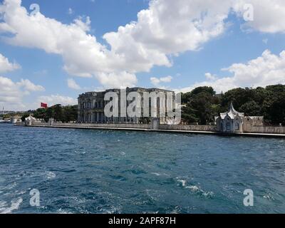 Blick auf den Beylerbeyi-Palast vom Flussboot, Istanbul, Türkei Stockfoto