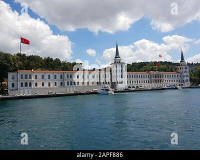 Blick auf die Kuleli-Militärschule vom Flussboot aus, Istanbul, Türkei Stockfoto