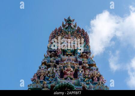 Singapur, Singapur - 22. Januar 2020: Morgendlicher Blick auf den Tempel von Sri Veeramakaliamman. Ein Hindu-Tempel, der sich mitten in Kleinindien befindet Stockfoto