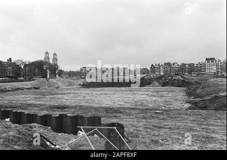 Waterlooplein in Amsterdam. Het Waterlooplein mit der Kirche von Moses und Aaron und im Vordergrund ein Blatt Blatt Blatt Datum: 30. März 1982 Ort: Amsterdam, Noord-Holland Stockfoto