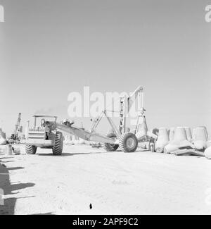 Israel 1964-1965: Ashdod, Hafenbaubeschreibung: Bauarbeiten in der Nähe des Hafens. Anmerkung: Ashdod ist eine Hafenstadt und ein Badeort im Westen Israels, das sich am Mittelmeer befindet. Die Böschung ist die schräge Ebene entlang einer Straße, Wasserstraße oder Böschung Datum: 1964 Ort: Ashdod, Israel Schlagwörter: Talud-Protektoren, Bauaktivitäten, Häfen, Maschinen Stockfoto