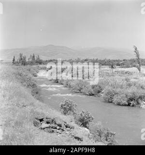 Israel 1948-1949: Galiläa Beschreibung: Oberer Teil des Jordans mit im Hintergrund den Golanhöhen und dem Hermonberg Datum: 1948 Ort: Galiläa, Israel, Israel Schlüsselwörter: Berge, Bäume, Sträucher, Landschaften, Flüsse Stockfoto