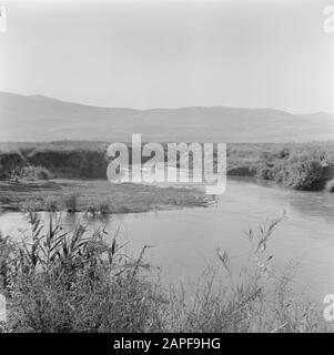 Israel 1948-1949: Galiläa Beschreibung: Oberer Fluss Jordan in Nord-Galiläa mit Blick auf einen Berg Datum: 1948 Ort: Galiläa, Israel Schlüsselwörter: Berge, Sträucher, Landschaften, Flüsse Stockfoto