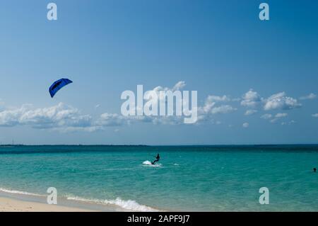 Sansibar Tansania 14.08.2010: Sansibar Meer, Kitesurf Stockfoto