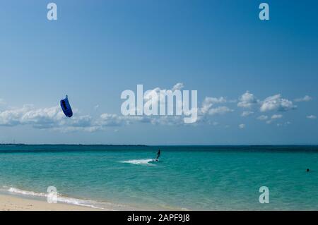 Sansibar Tansania 14.08.2010: Sansibar Meer, Kitesurf Stockfoto