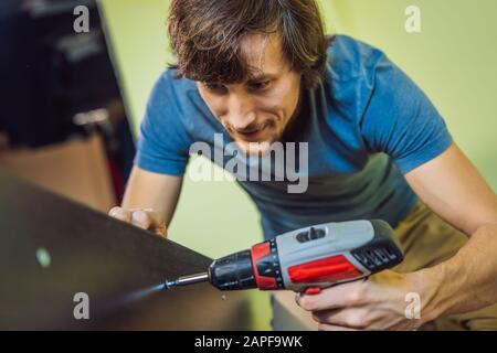 Frustriert Mann Zusammenstellung Selbstmontage Möbel Stockfoto